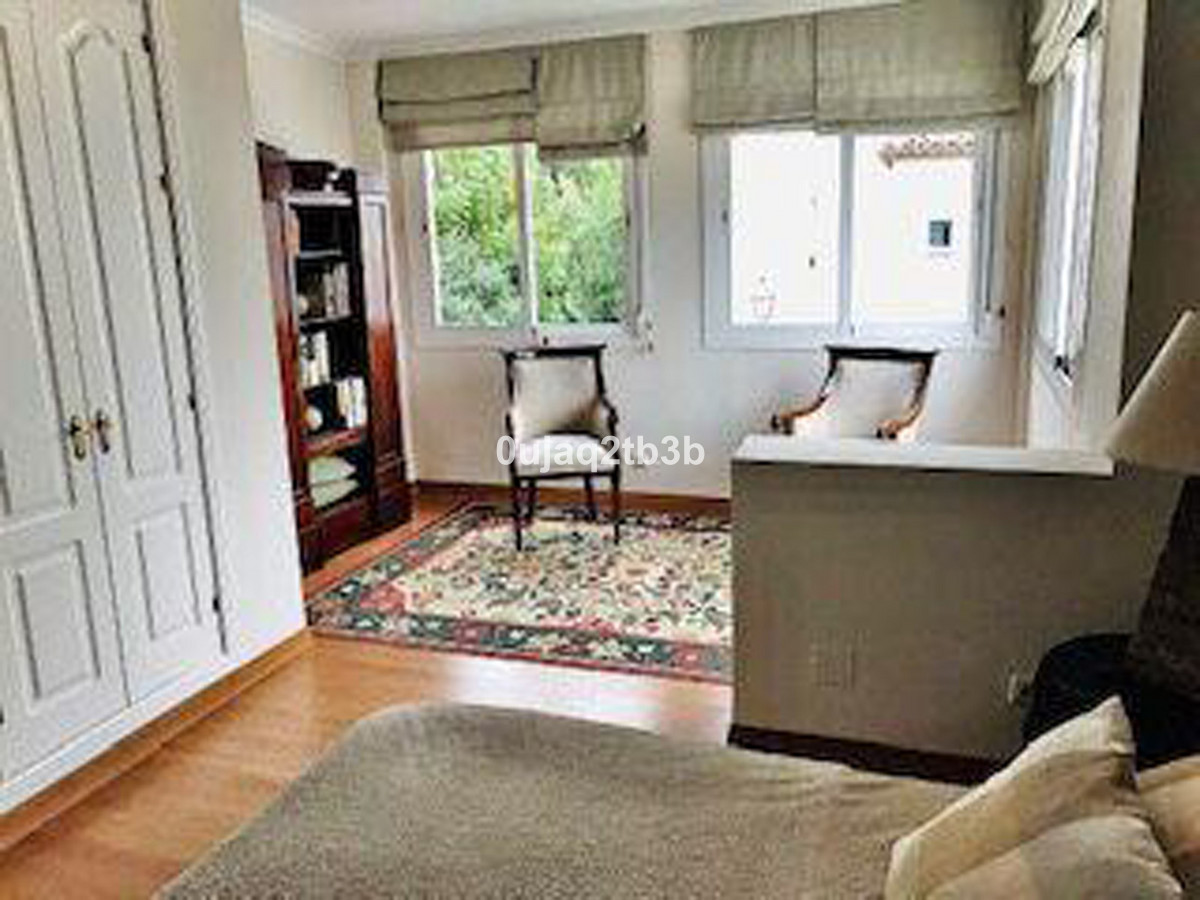 3 Bedroom Apartment in Estepona - Photo 5