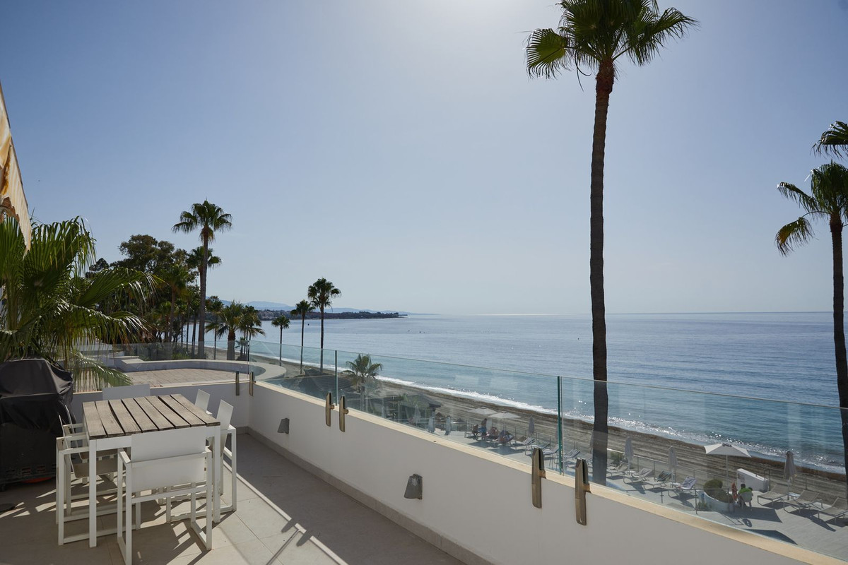 3 Bedroom Penthouse in Estepona - Photo 23