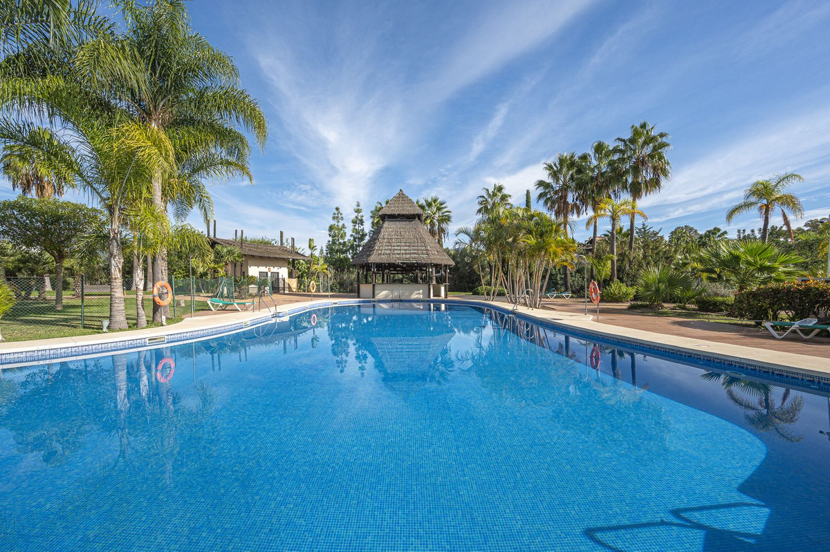 1 Bedroom Apartment in Estepona - Photo 6