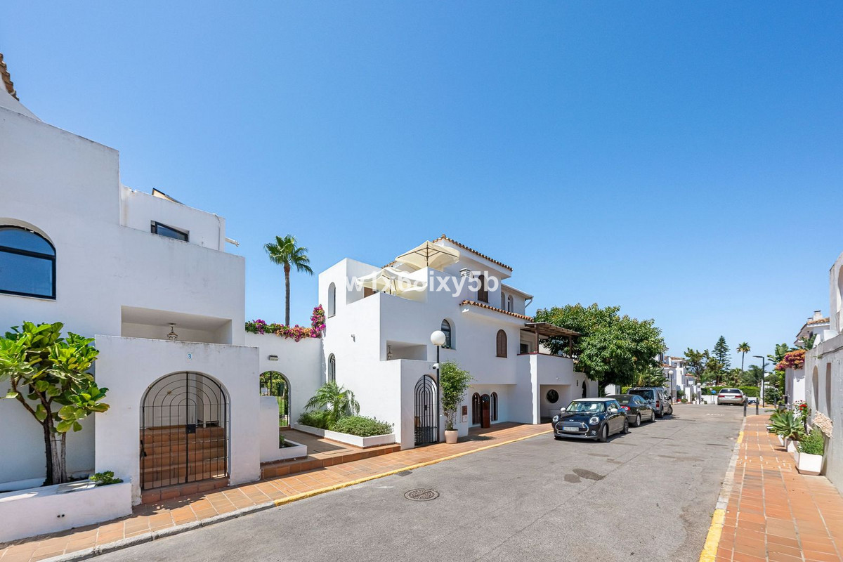 2 Bedroom Townhouse in Estepona - Photo 2
