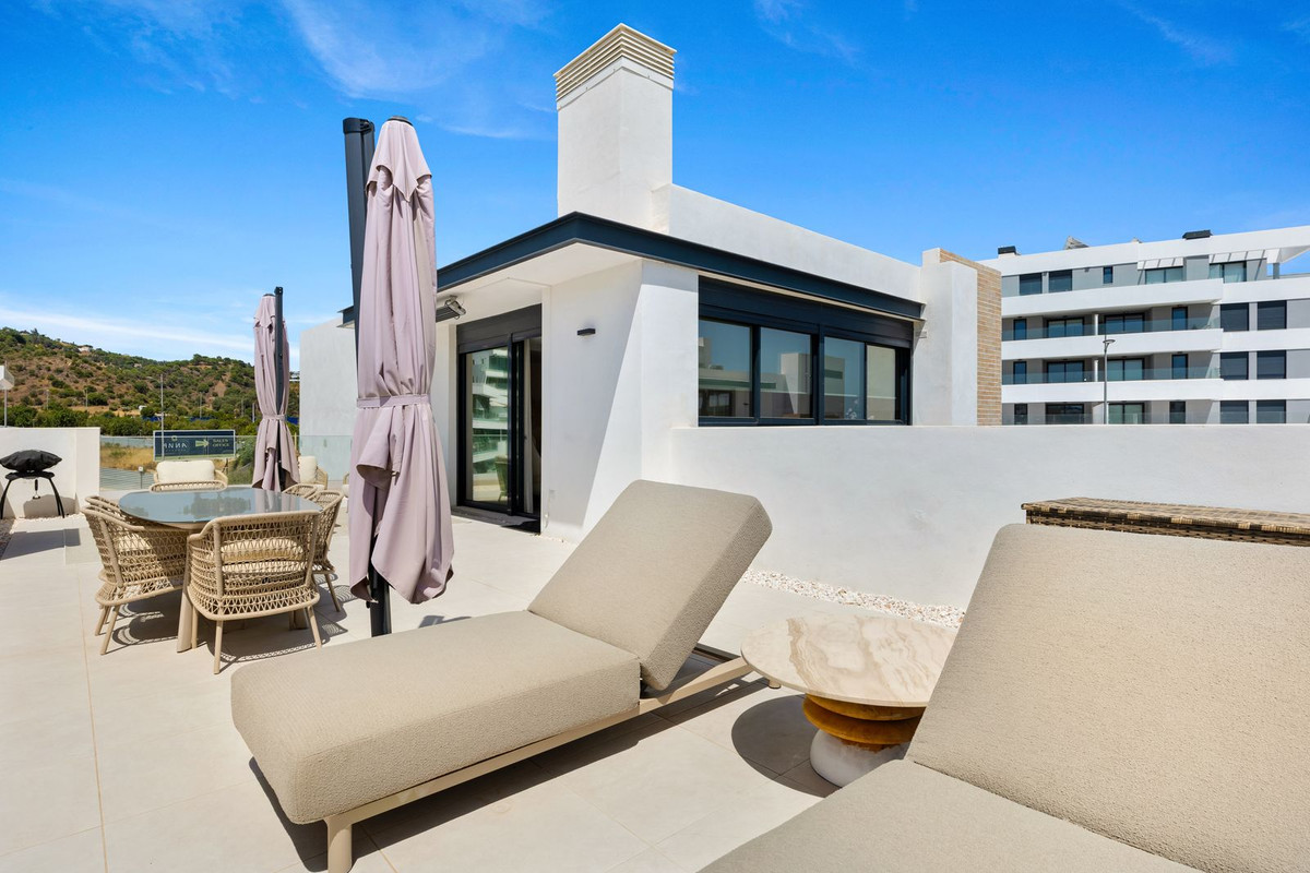 2 Bedroom Penthouse in Estepona - Photo 30