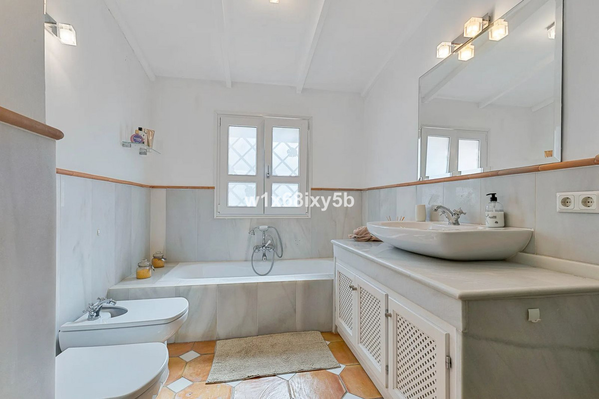 5 Bedroom Villa in San Pedro de Alcántara - Photo 16