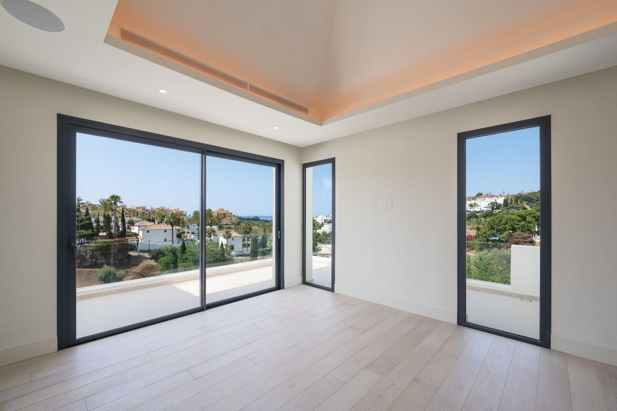 4 Bedroom Villa in Estepona - Photo 16