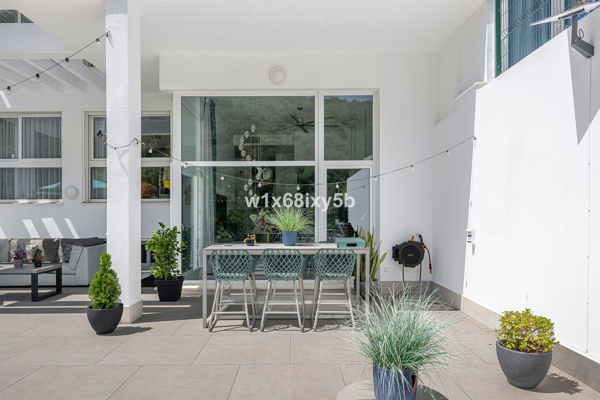 4 Bedroom Apartment in Benahavís - Photo 5