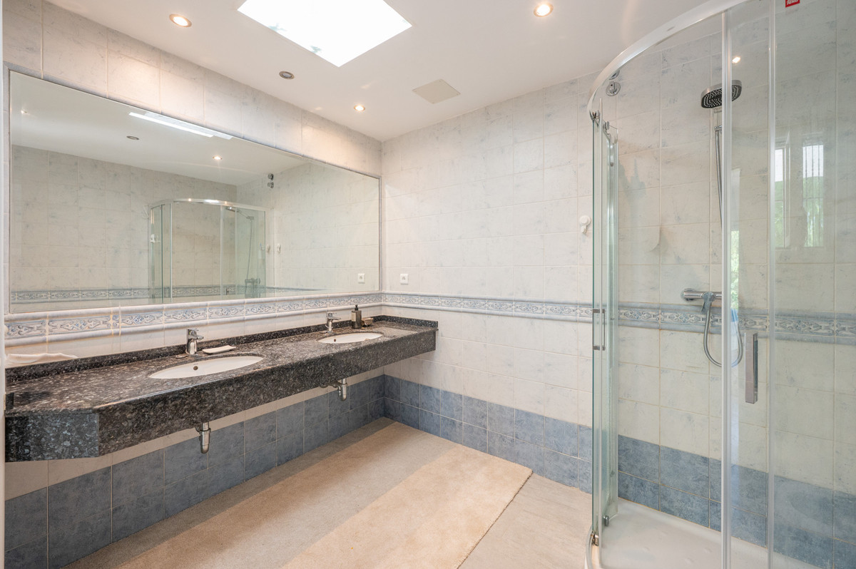 4 Bedroom Villa in Marbella - Photo 9