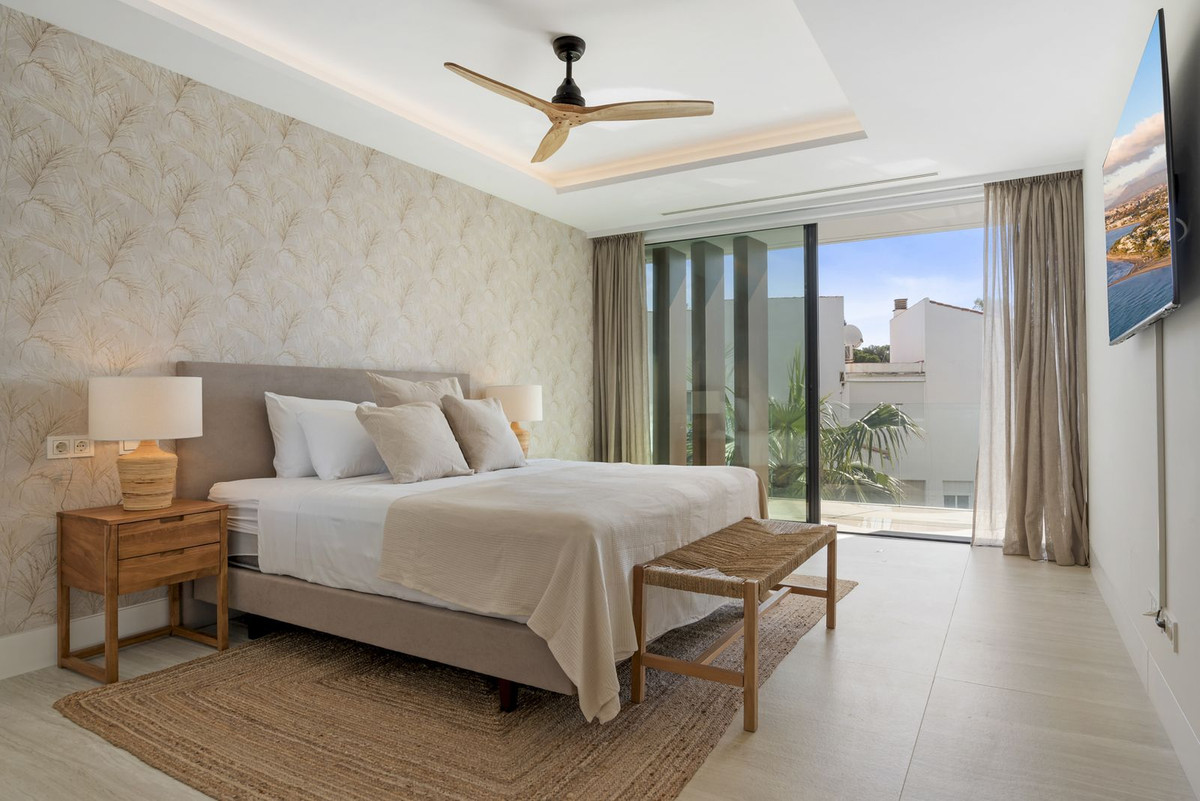 2 Bedroom Apartment in Estepona - Photo 20