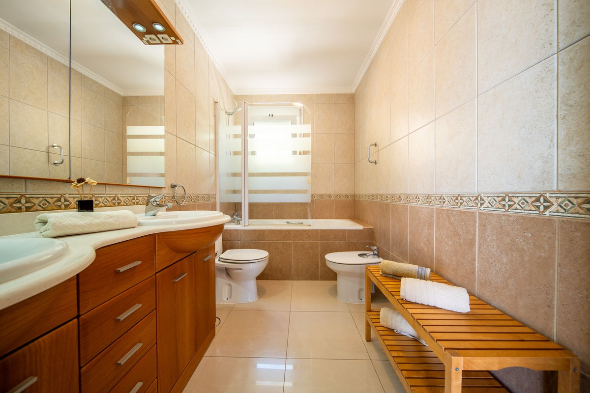 4 Bedroom Villa in Fuengirola - Photo 26