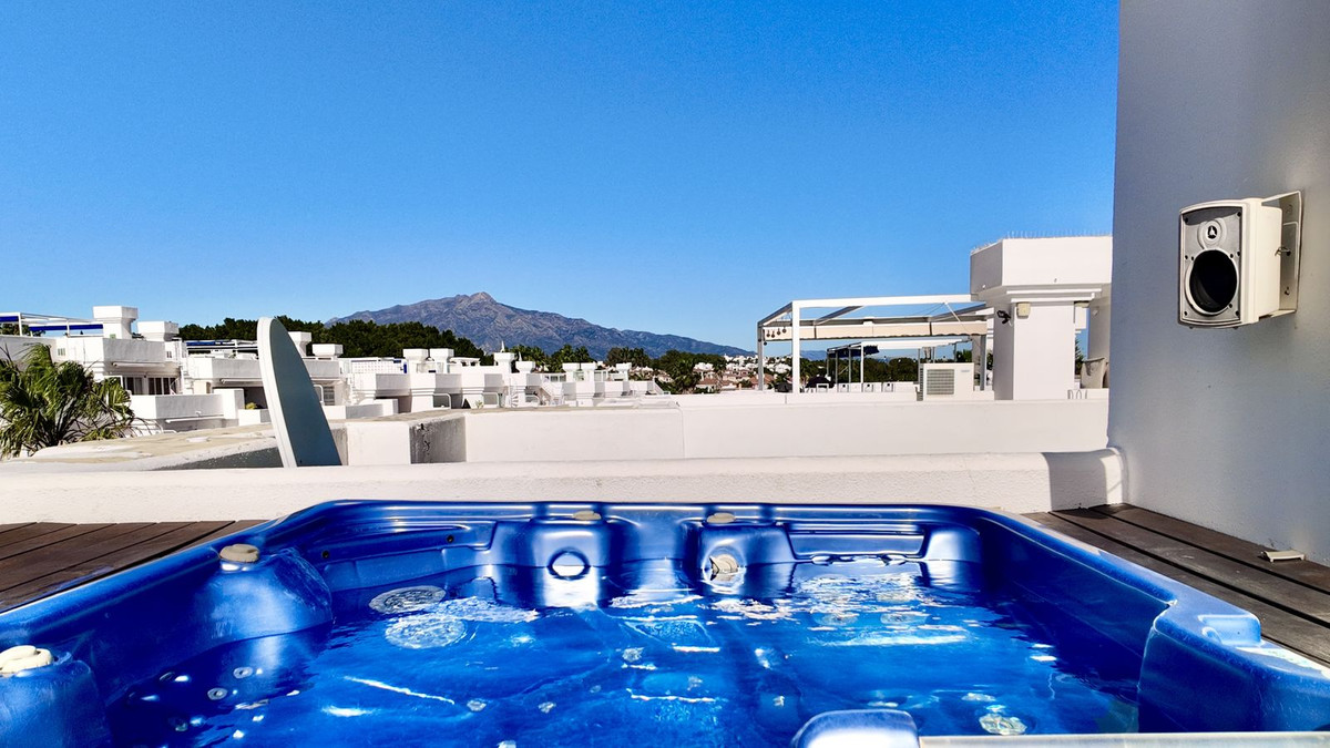 2 Bedroom Penthouse in Estepona - Photo 24