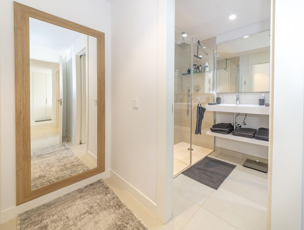 2 Bedroom Apartment in Benalmádena - Photo 10