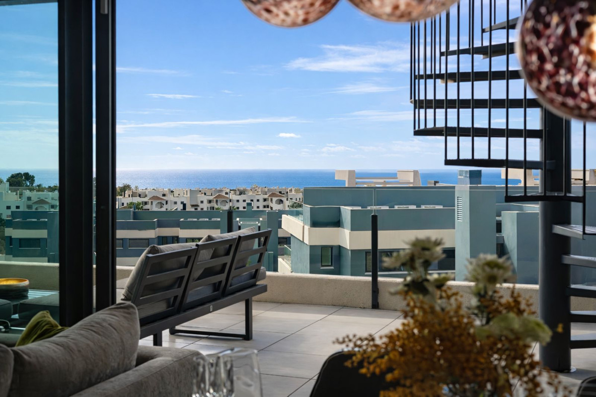 2 Bedroom Penthouse in Estepona - Photo 7