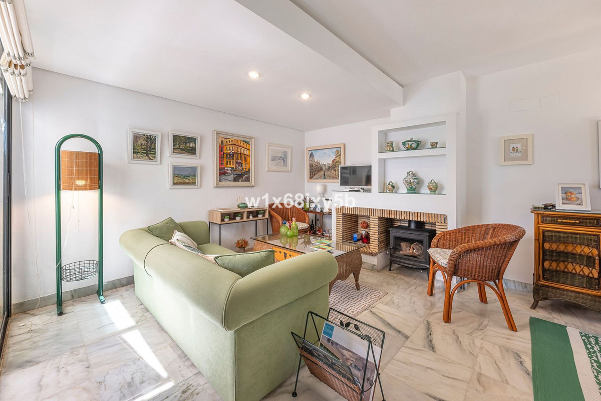 2 Bedroom Townhouse in Estepona - Photo 4
