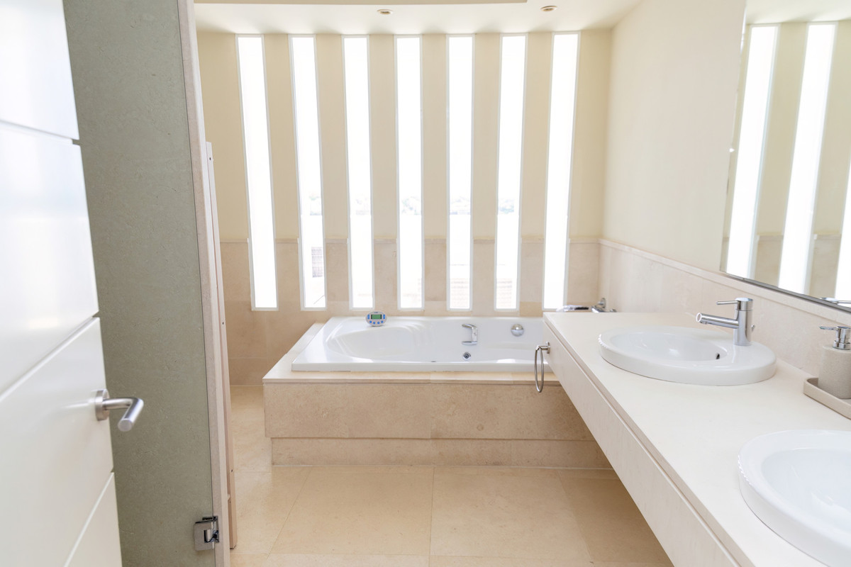 3 Bedroom Penthouse in Benahavís - Photo 24