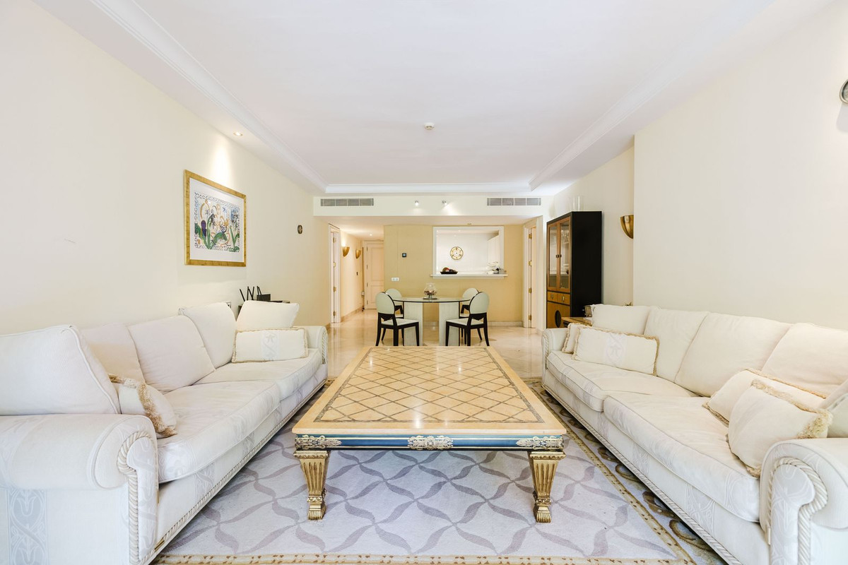 2 Bedroom Apartment in Estepona - Photo 2