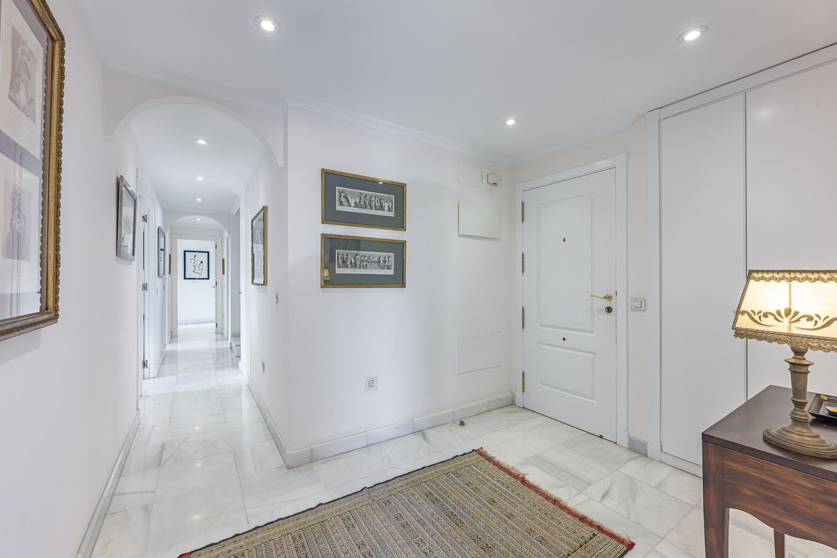 4 Bedroom Penthouse in Estepona - Photo 9
