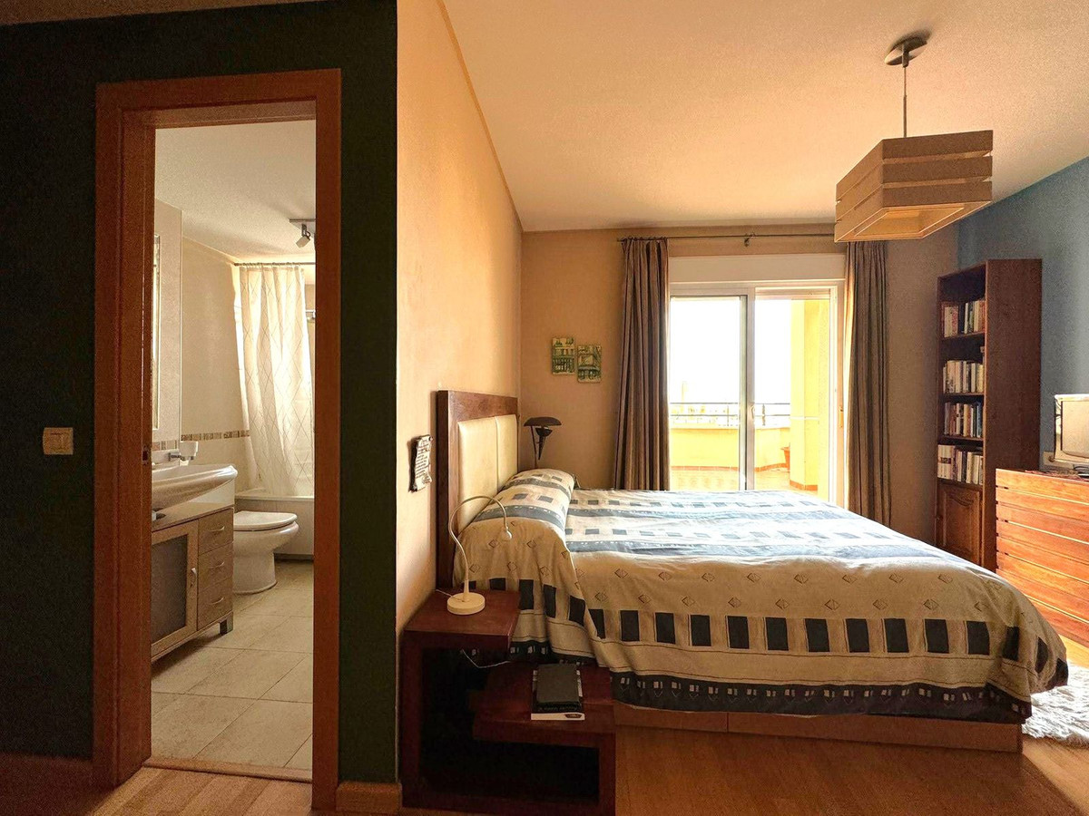 4 Bedroom Penthouse in Torremolinos - Photo 21