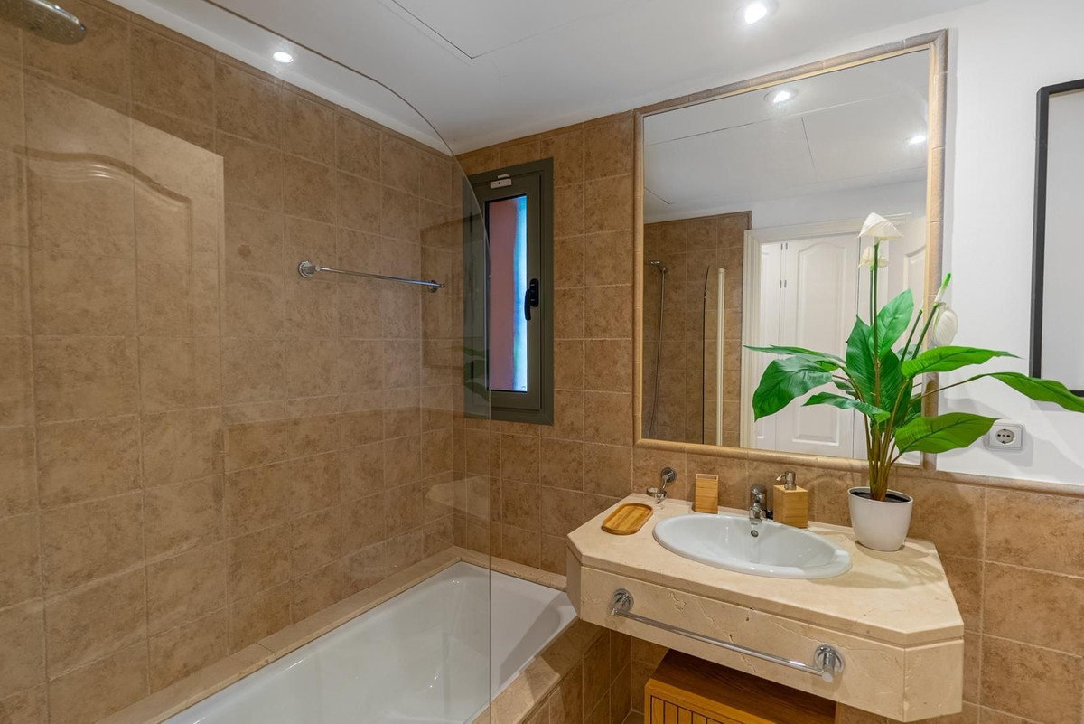 3 Bedroom Apartment in Estepona - Photo 32