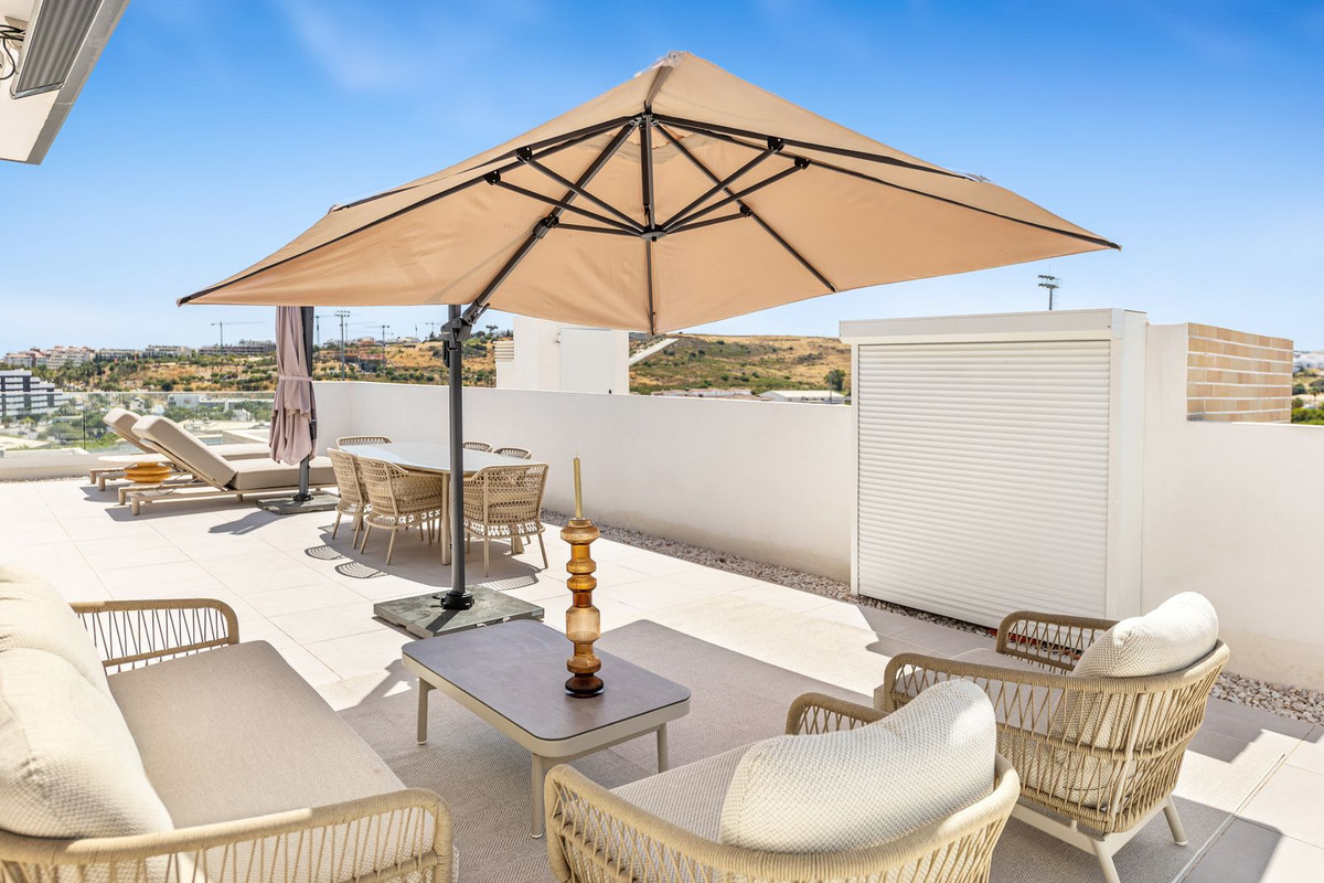 2 Bedroom Penthouse in Estepona - Photo 33