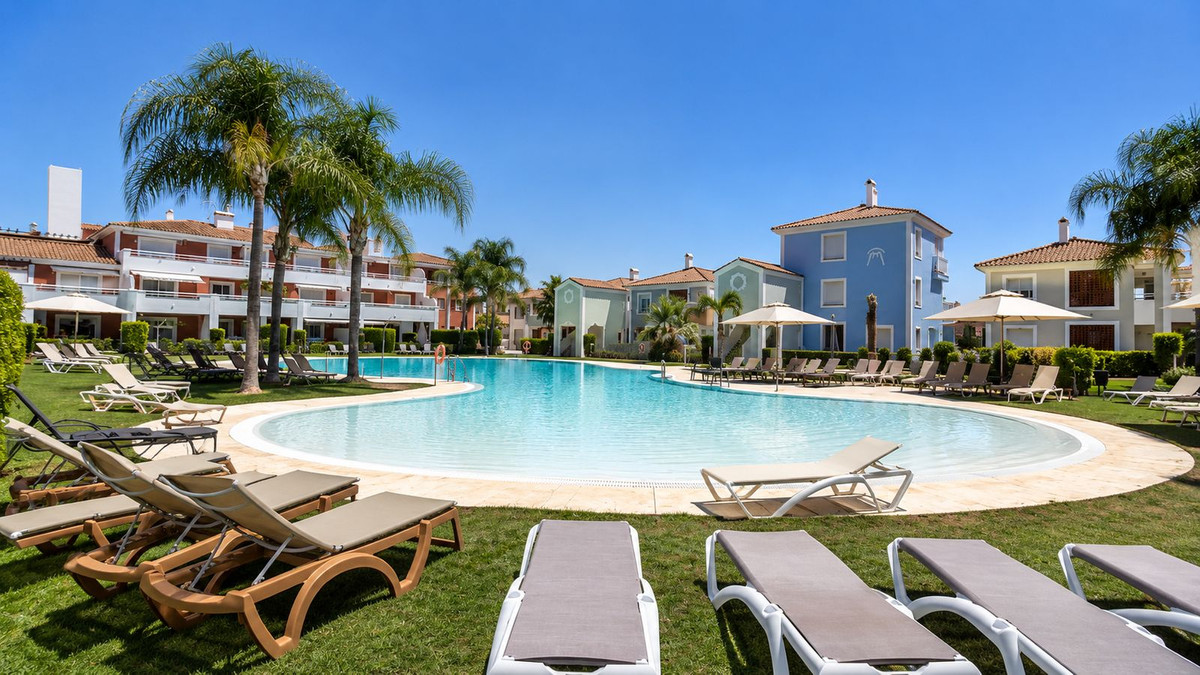 2 Bedroom Apartment in Estepona - Photo 2