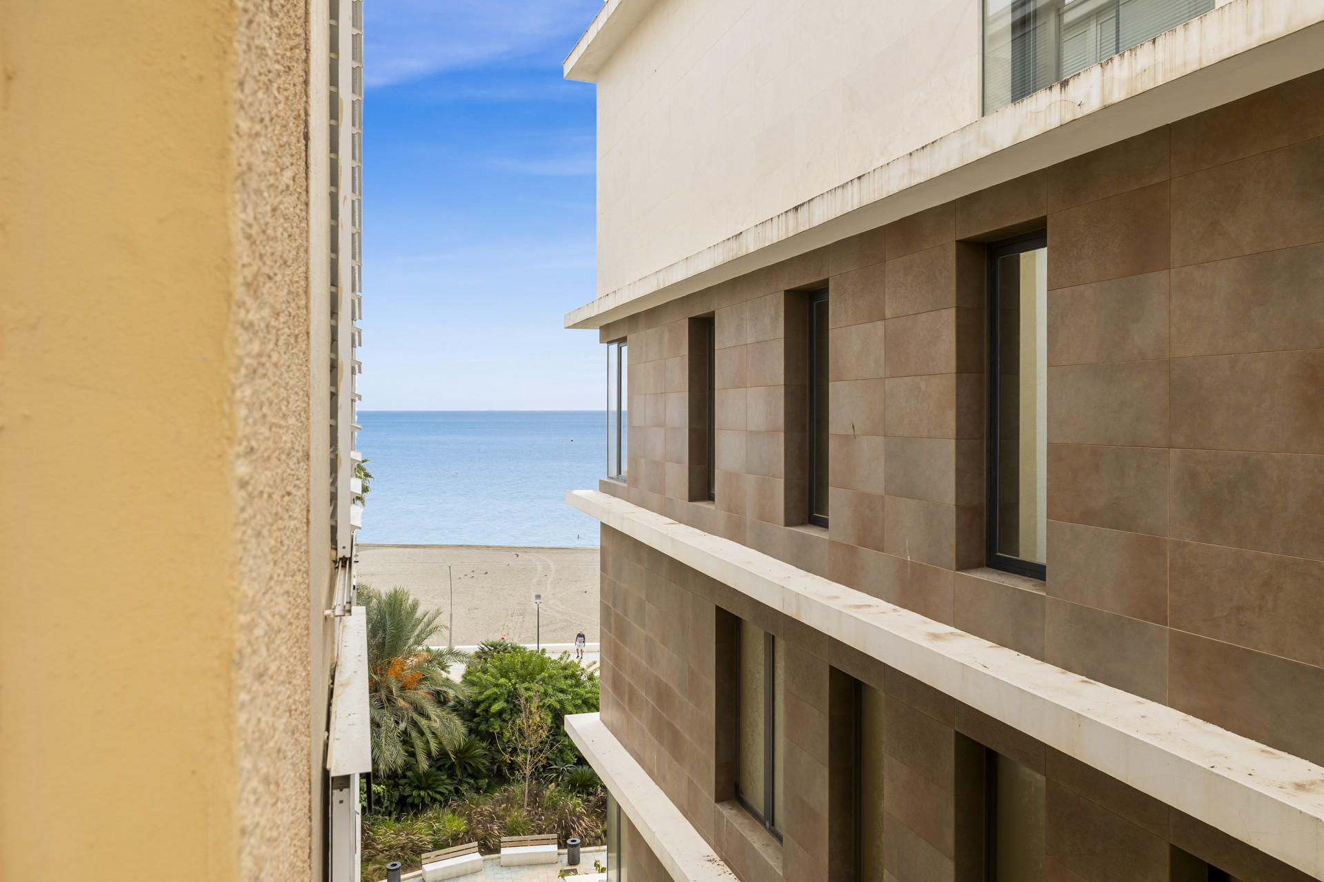 2 Bedroom Penthouse in Estepona - Photo 2