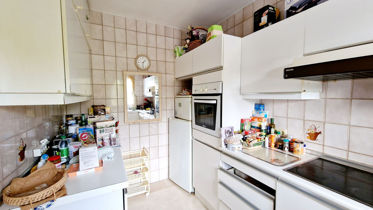 2 Bedroom Apartment in Estepona - Photo 9