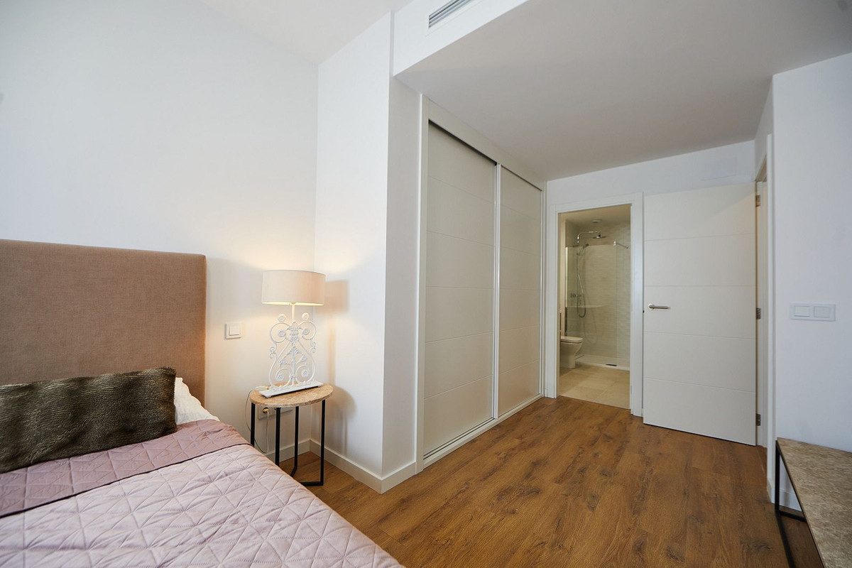 2 Bedroom Apartment in Estepona - Photo 14