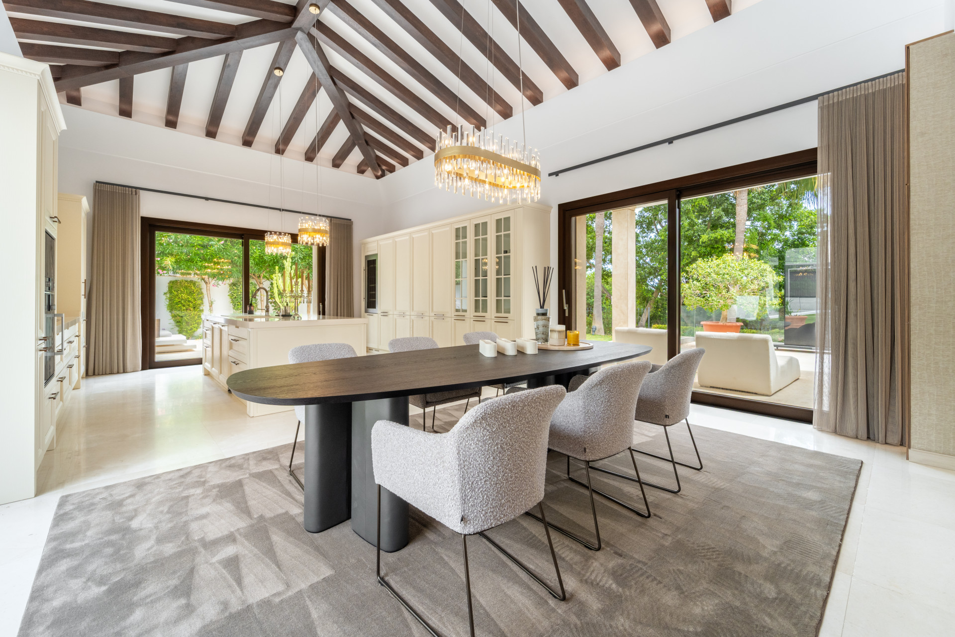 5 Bedroom Villa in Marbella - Photo 8