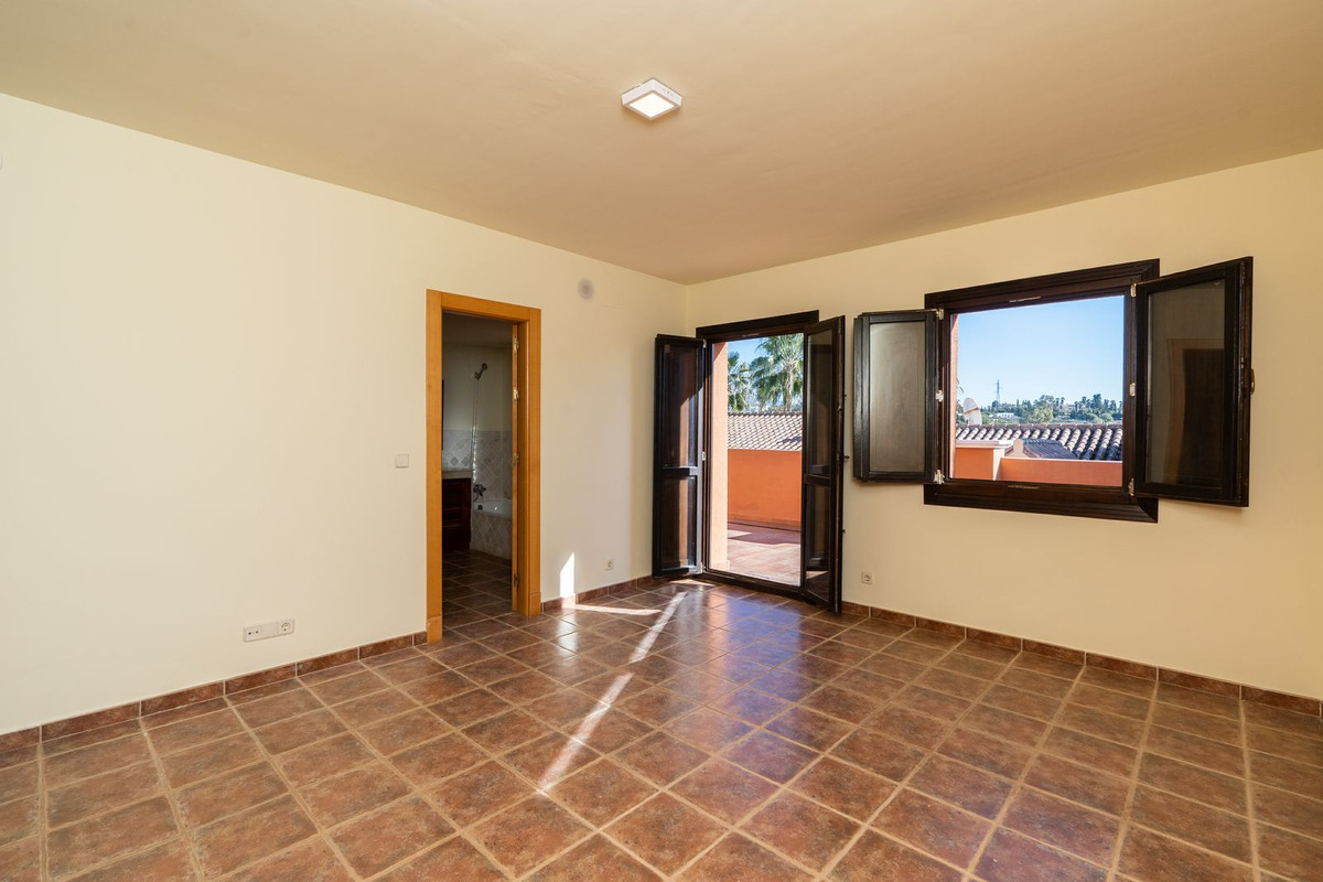 4 Bedroom Townhouse in Estepona - Photo 20