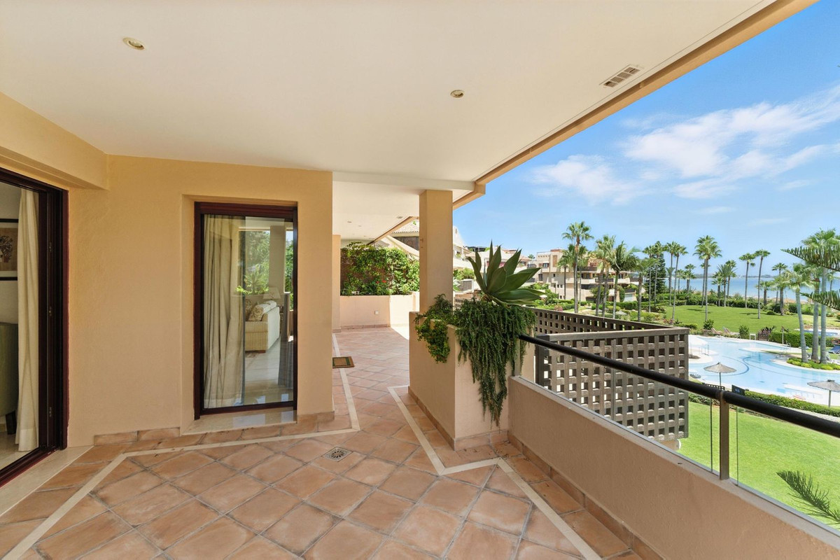 2 Bedroom Apartment in Estepona - Photo 5