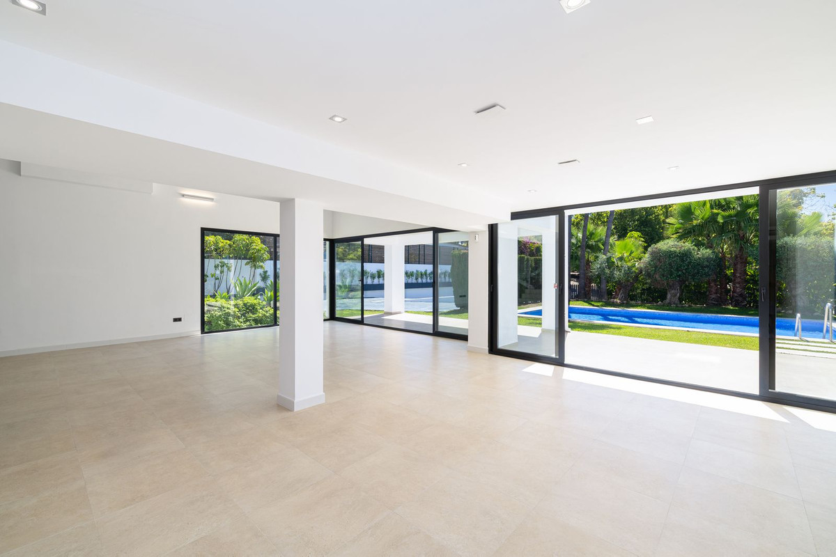 4 Bedroom Villa in San Pedro de Alcántara - Photo 9