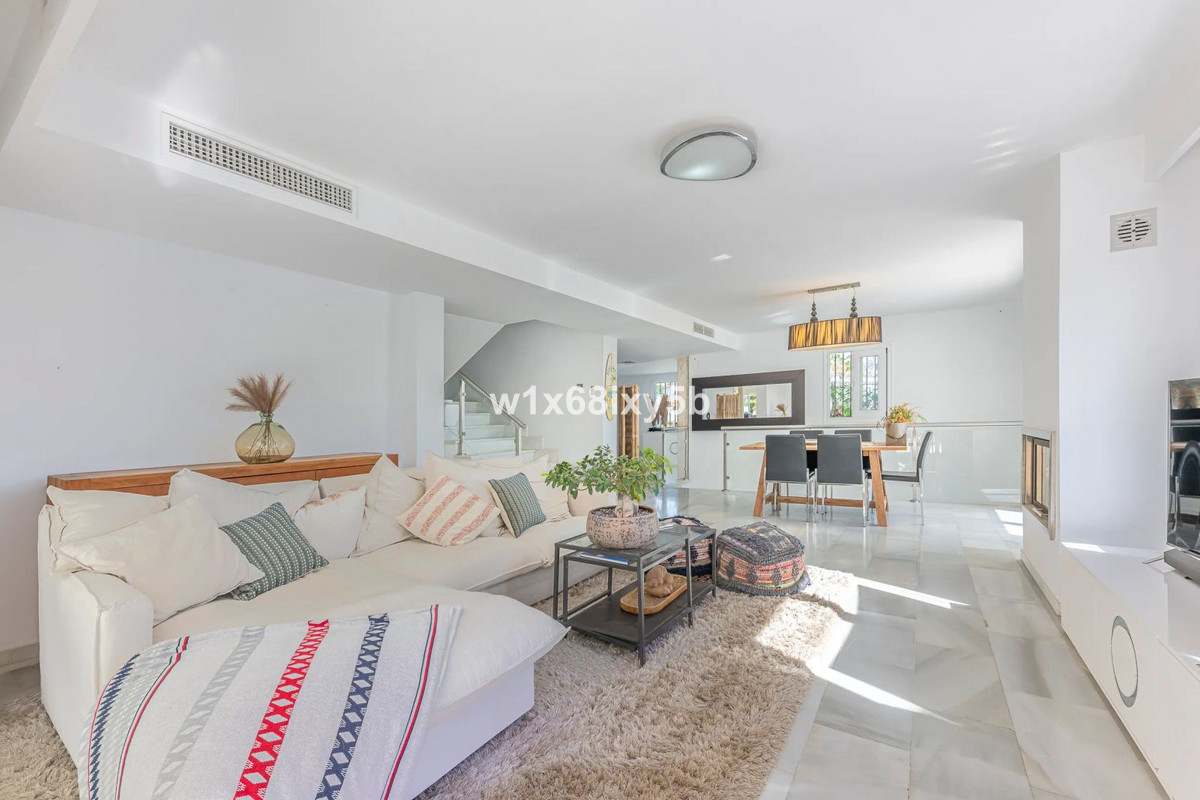 4 Bedroom Villa in Marbella - Photo 7