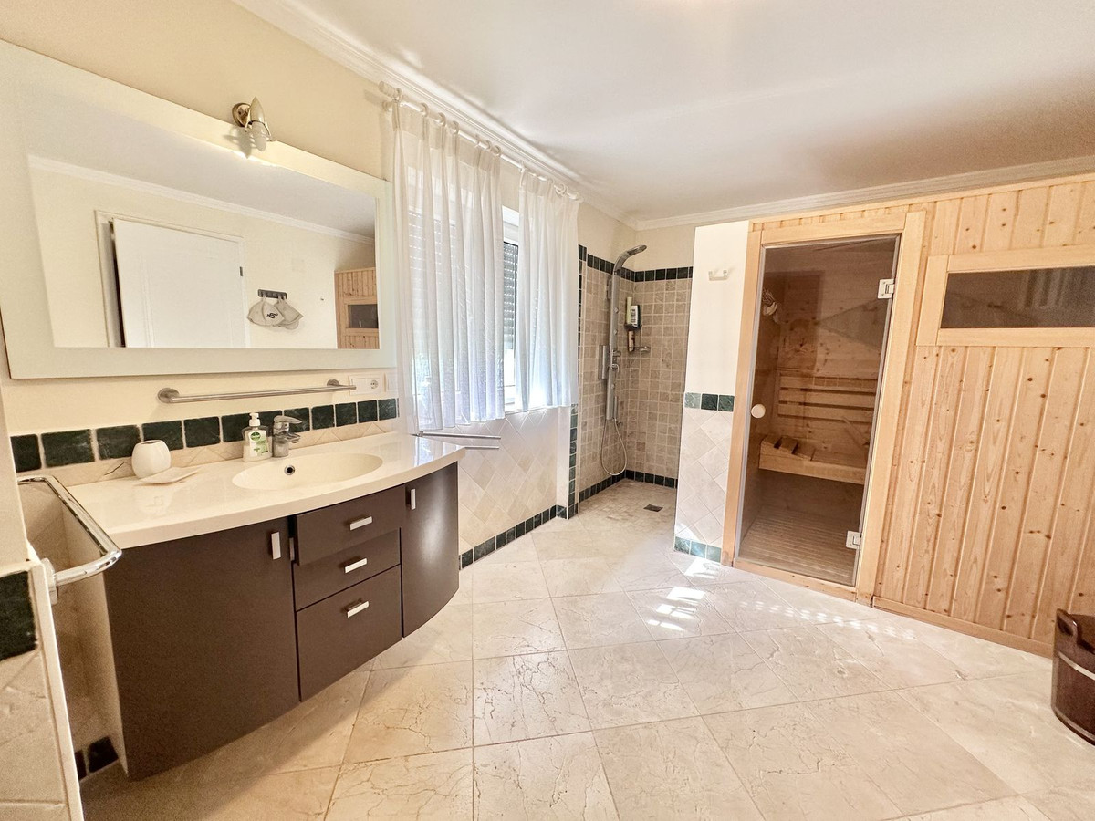 6 Bedroom Villa in Marbella - Photo 41