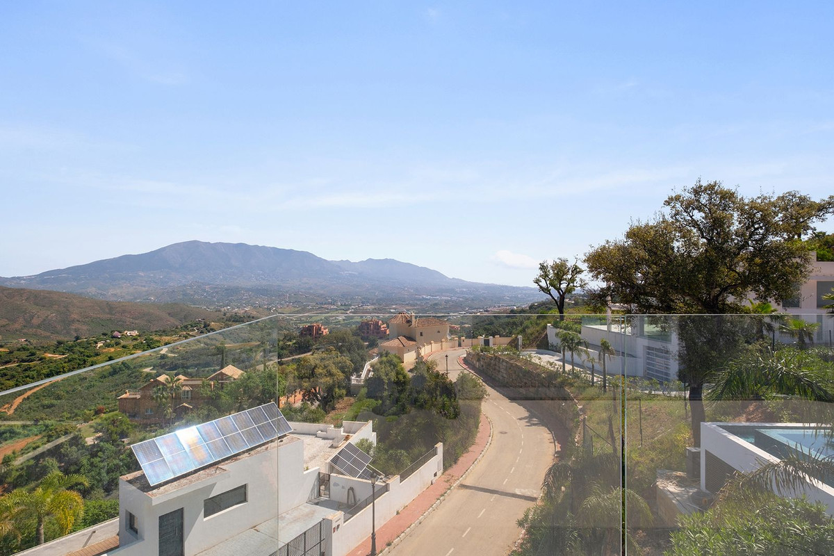 4 Bedroom Villa in Marbella - Photo 12