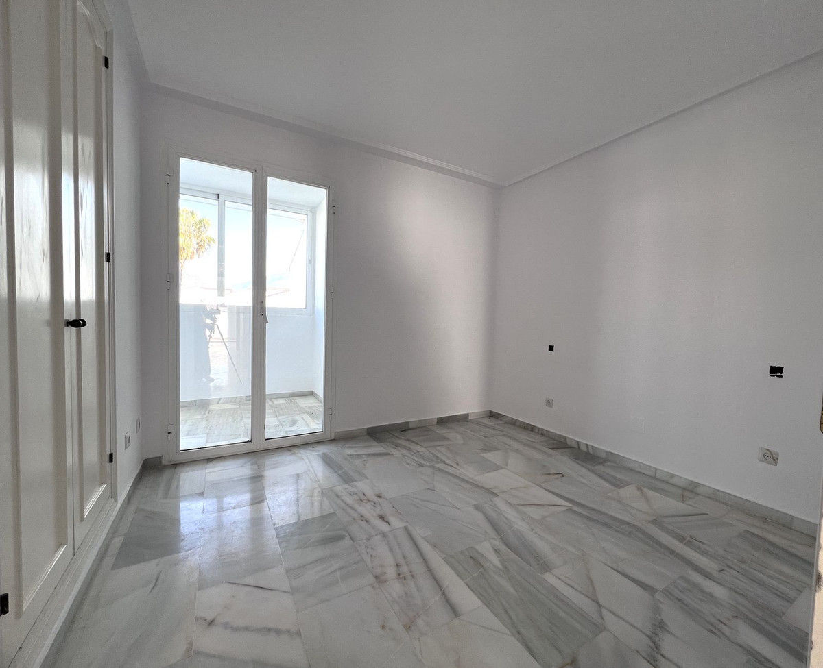 2 Bedroom Apartment in Estepona - Photo 18