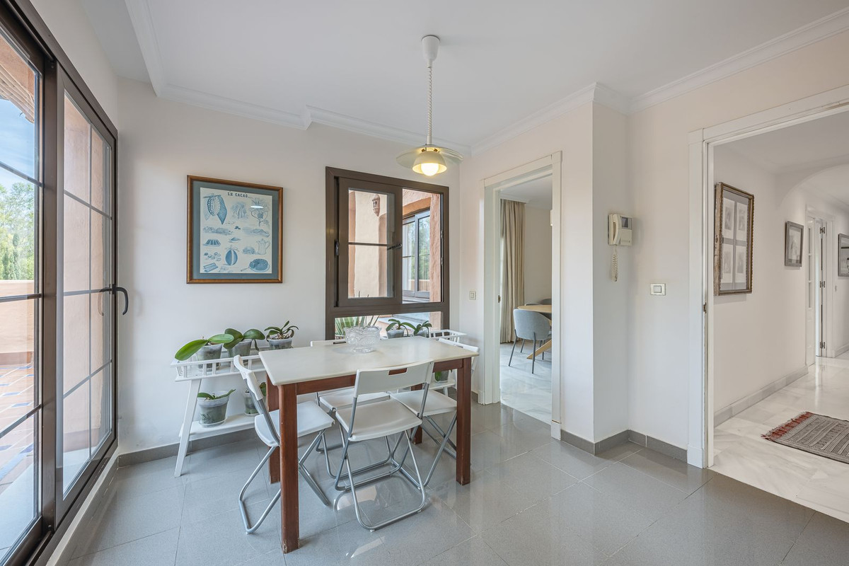 4 Bedroom Penthouse in Estepona - Photo 13