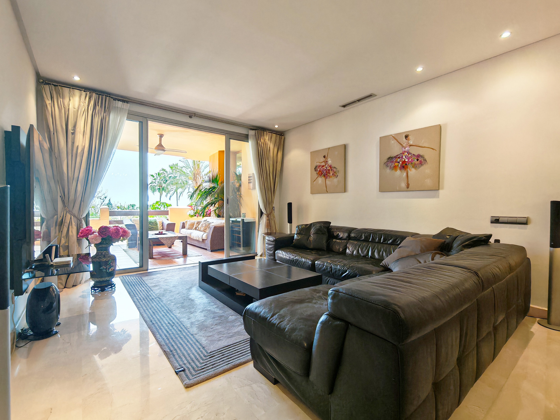 3 Bedroom Apartment in Marbella - Photo 2