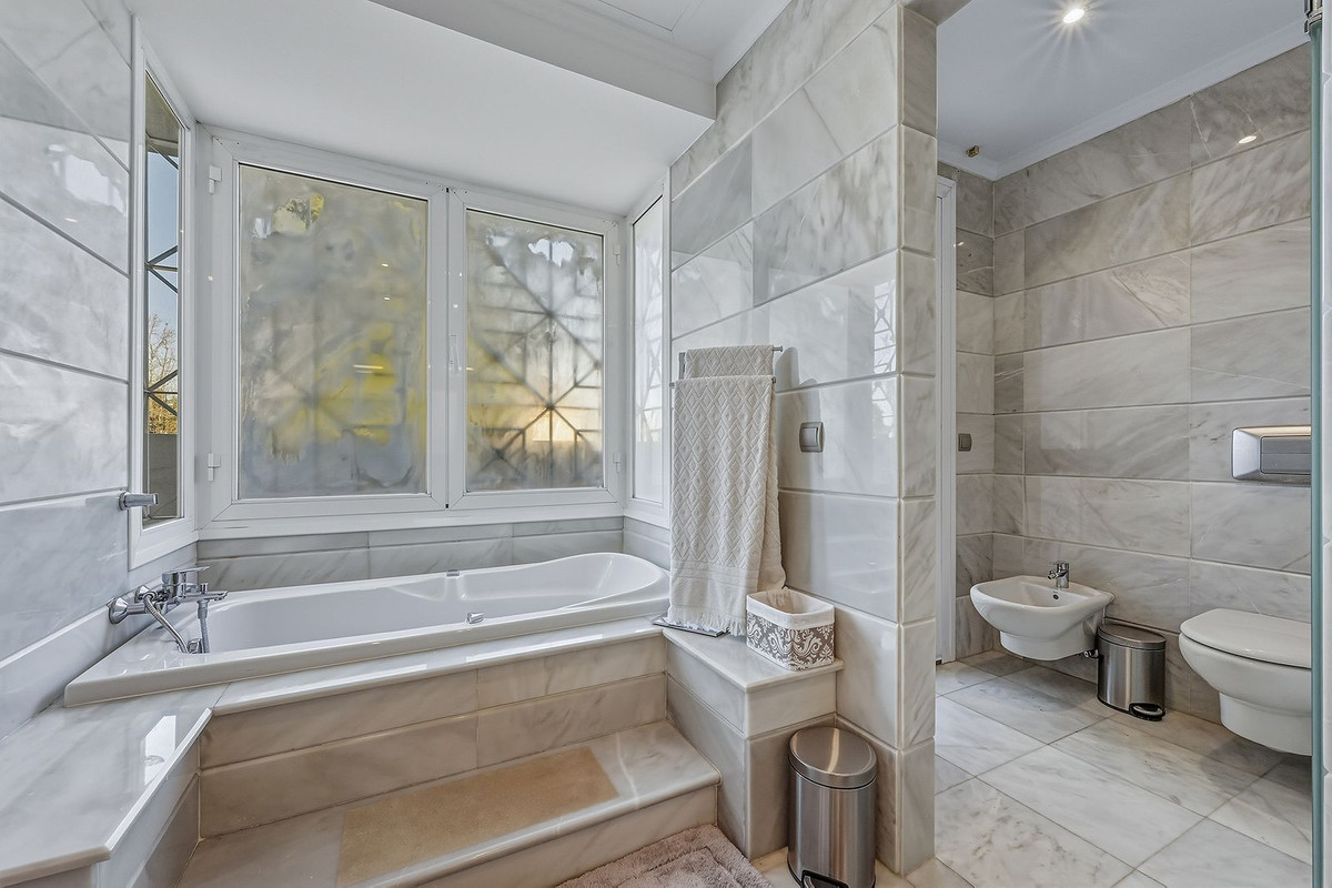 5 Bedroom Villa in San Pedro de Alcántara - Photo 15