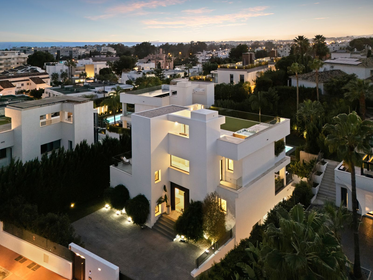 5 Bedroom Villa in Marbella - Photo 2