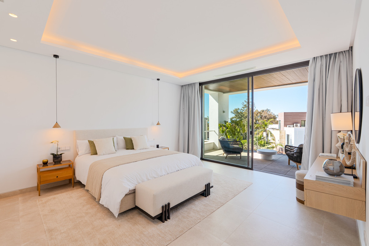 4 Bedroom Villa in Marbella - Photo 12