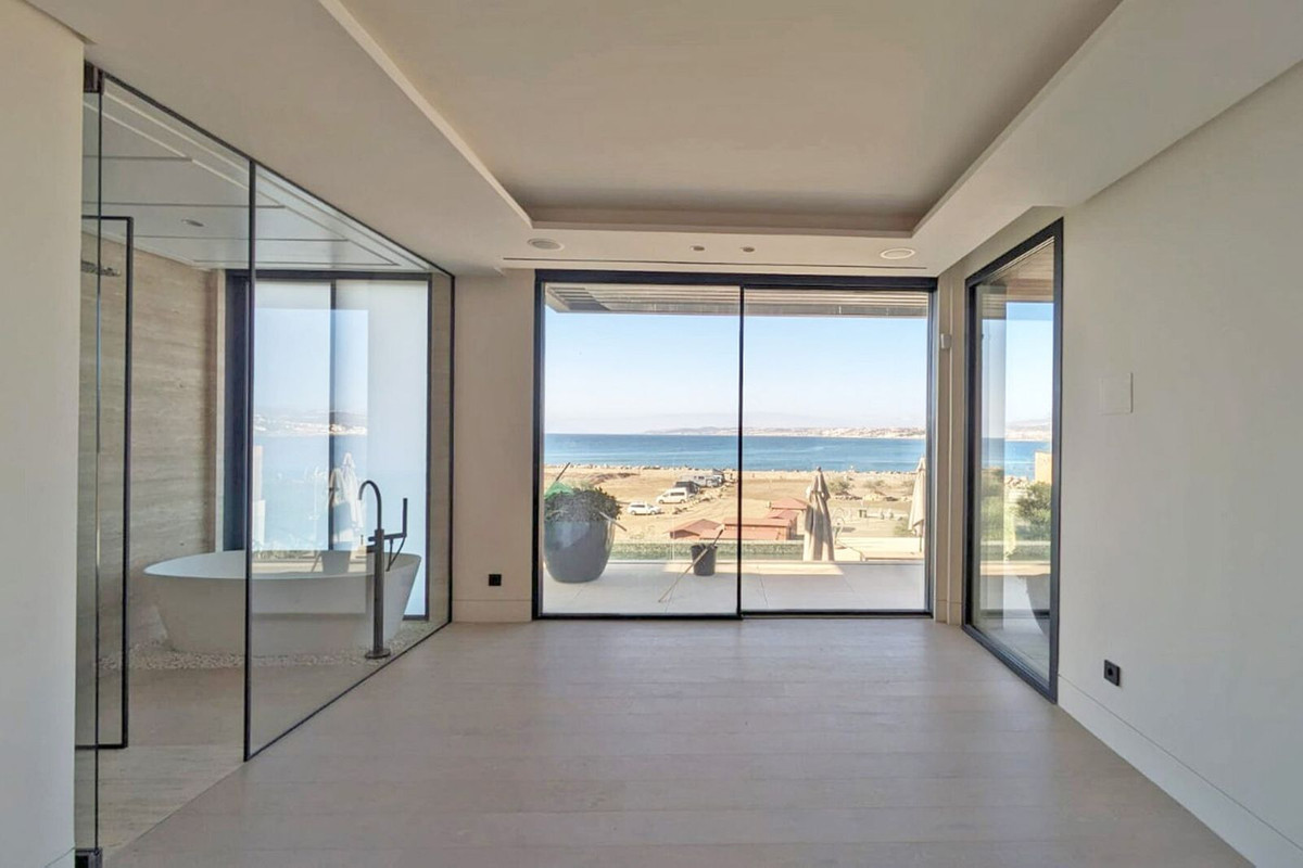 3 Bedroom Apartment in Estepona - Photo 14