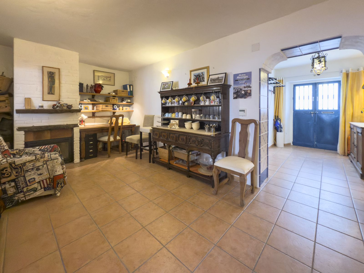 6 Bedroom Townhouse in Tolox - Photo 8