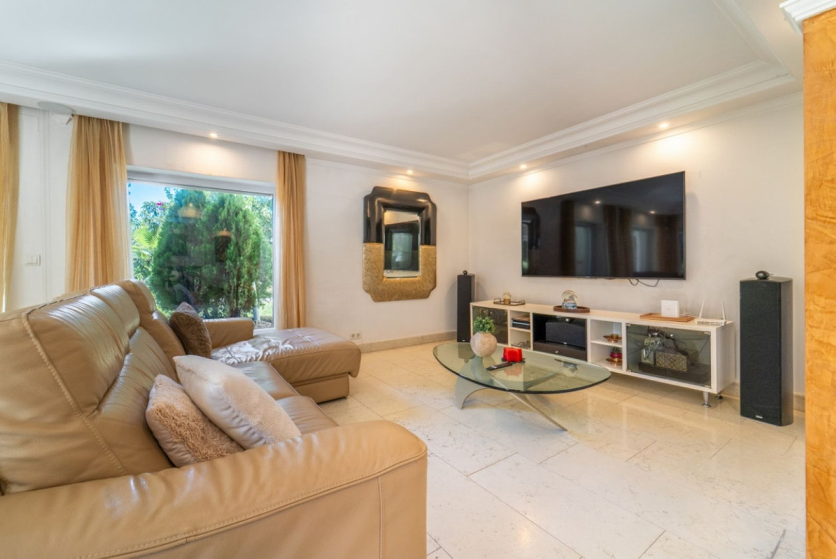 5 Bedroom Villa in Marbella - Photo 12