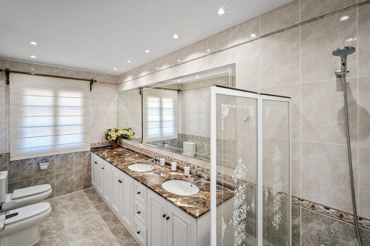 9 Bedroom Villa in Estepona - Photo 14