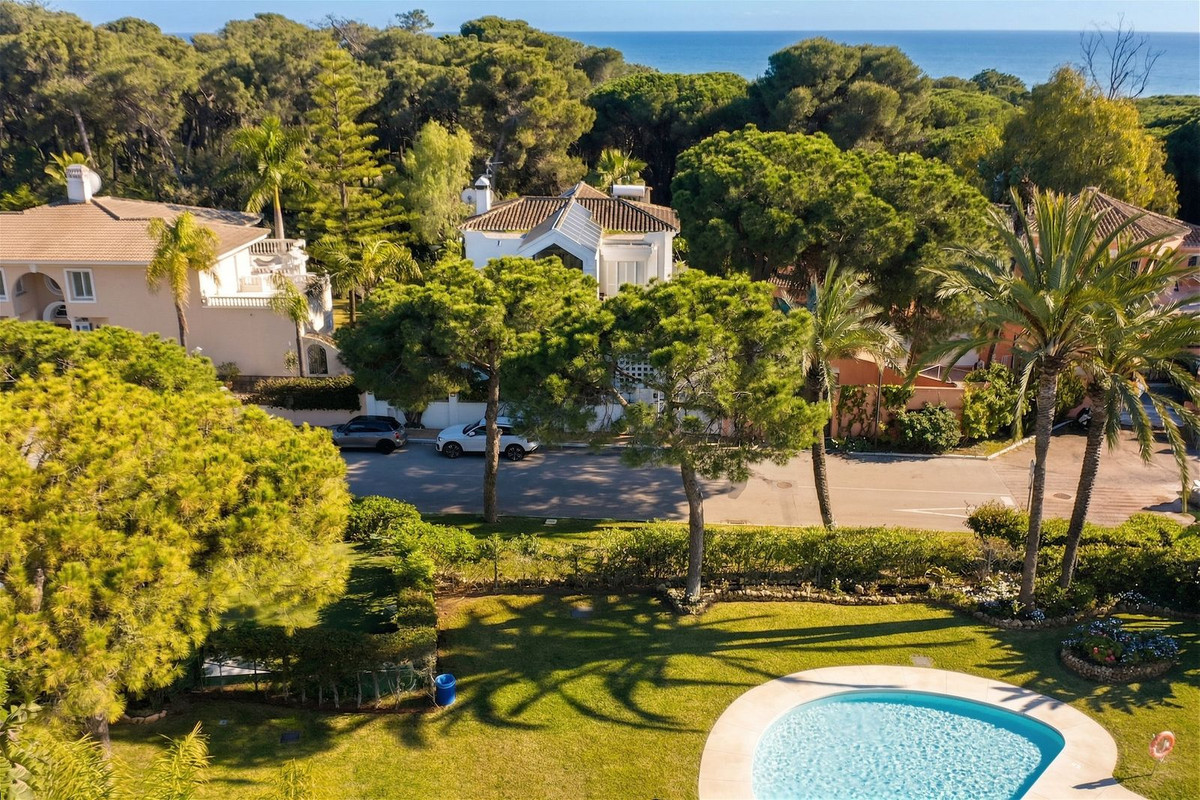4 Bedroom Villa in Estepona - Photo 17