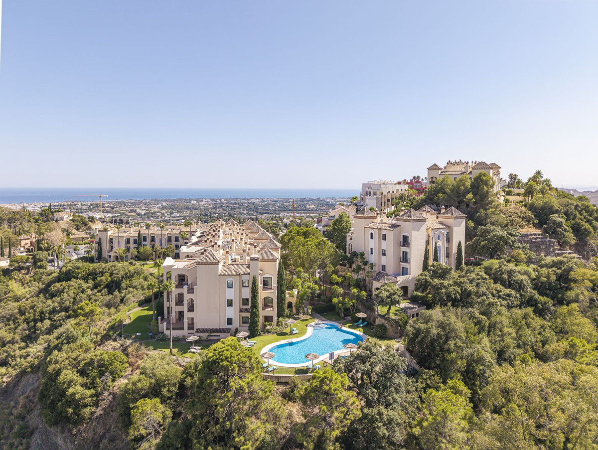 3 Bedroom Penthouse in Benahavís - Photo 14