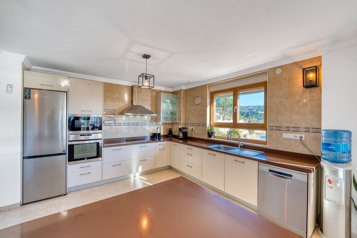 8 Bedroom Villa in Marbella - Photo 6