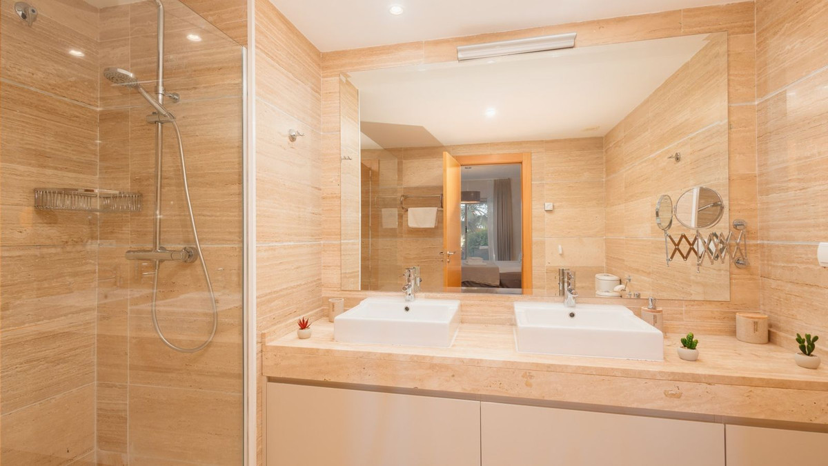 3 Bedroom Apartment in Benahavís - Photo 14