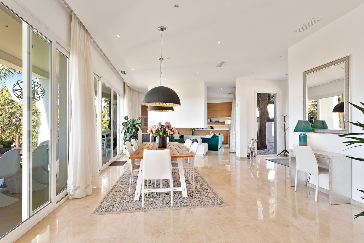4 Bedroom Villa in Marbella - Photo 8