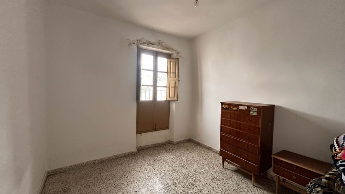 4 Bedroom Townhouse in Colmenar - Photo 3