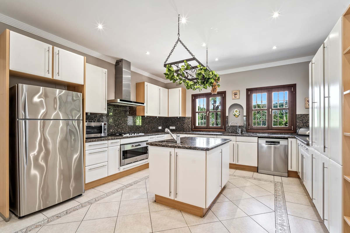 9 Bedroom Villa in Estepona - Photo 8