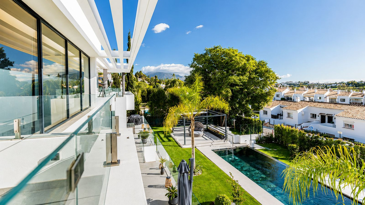 5 Bedroom Villa in Estepona - Photo 4